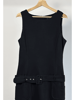 Vestido negro con cinturón 