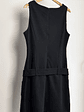 Vestido negro con cinturón  - Miniatura 4
