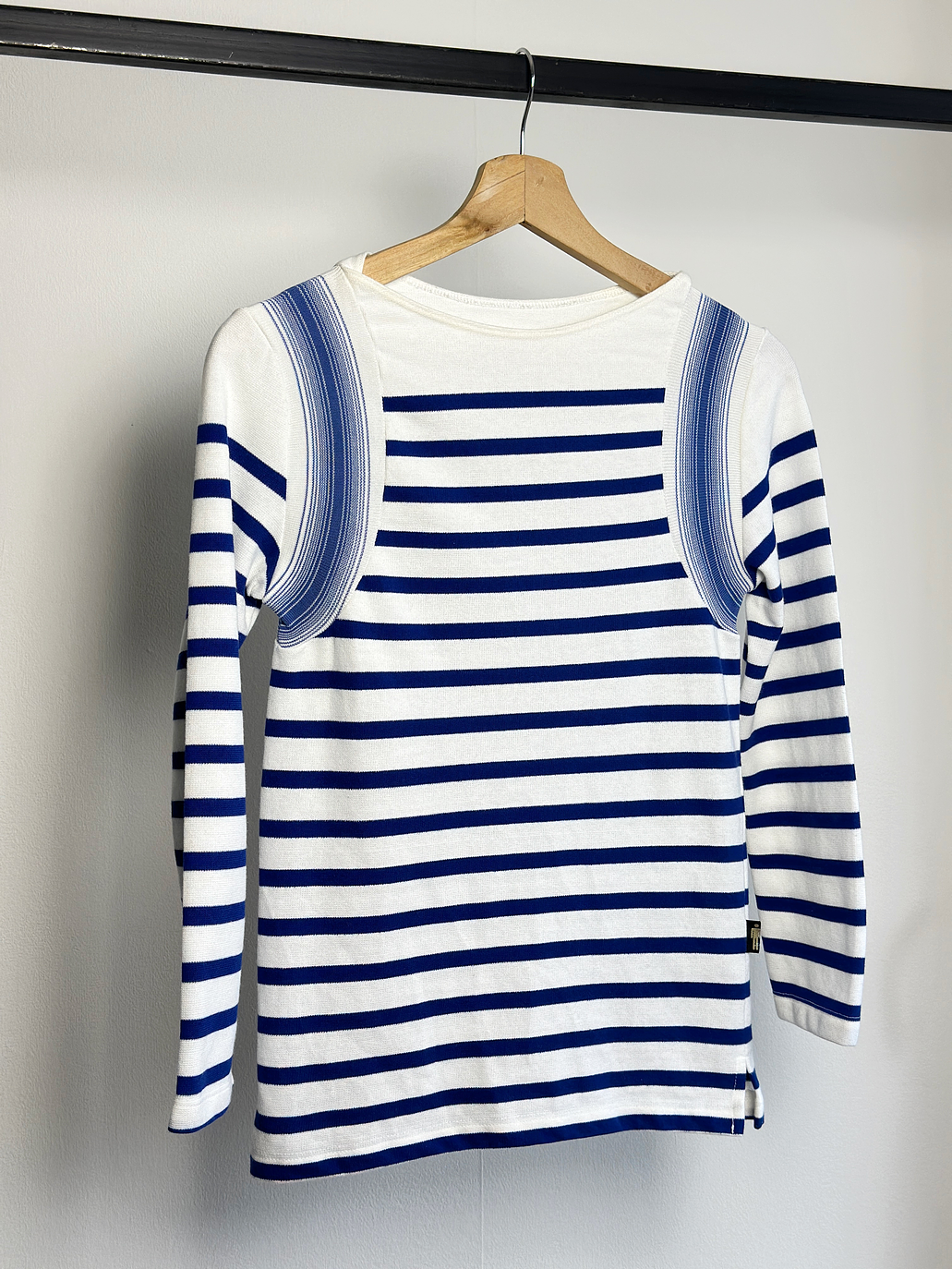 Polera blanca rayada 1