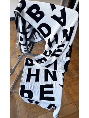 Bufanda letras blanco y negro