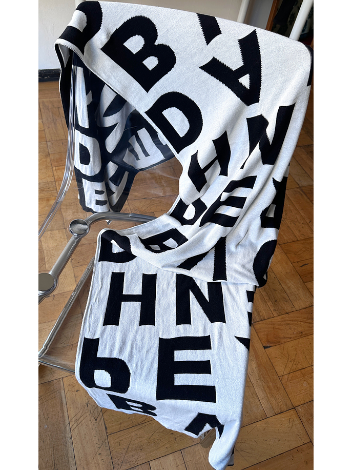 Bufanda letras blanco y negro 1