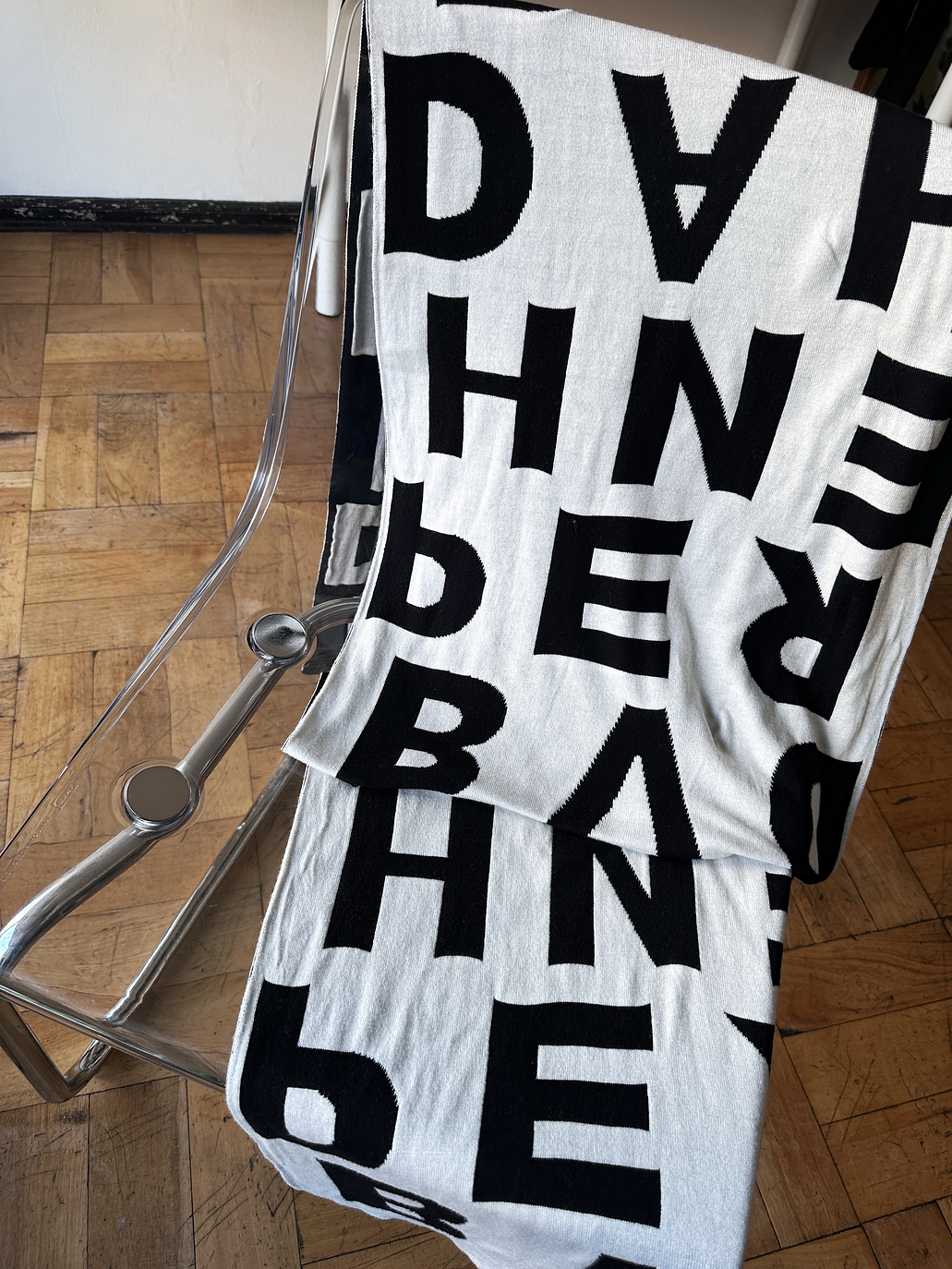 Bufanda letras blanco y negro 2