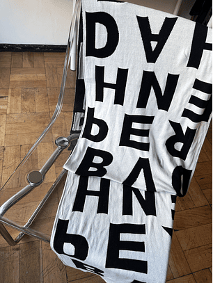 Bufanda letras blanco y negro