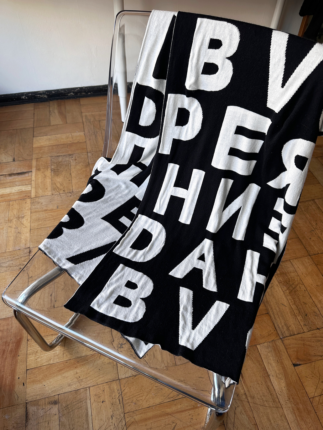 Bufanda letras blanco y negro 3