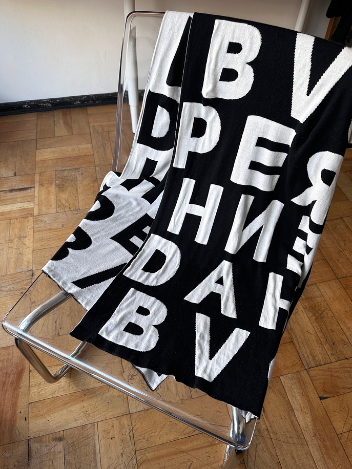 Bufanda letras blanco y negro 3
