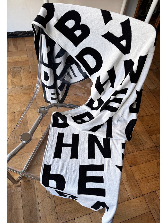 Bufanda letras blanco y negro 4