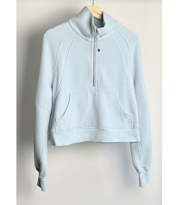 Polerón deportivo celeste