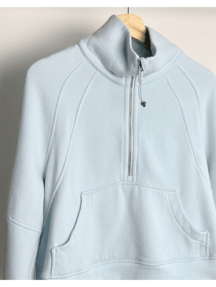 Polerón deportivo celeste