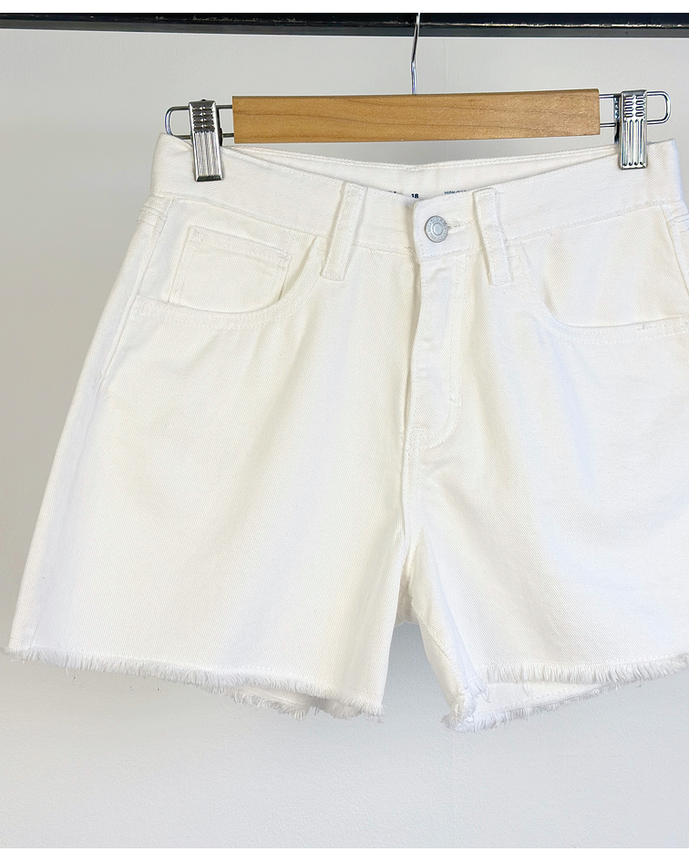 Short de mezclilla blanco