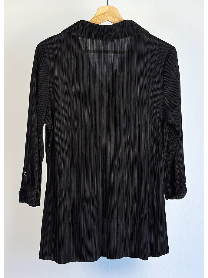 Polera negra plisada 3