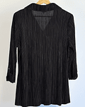 Polera negra plisada