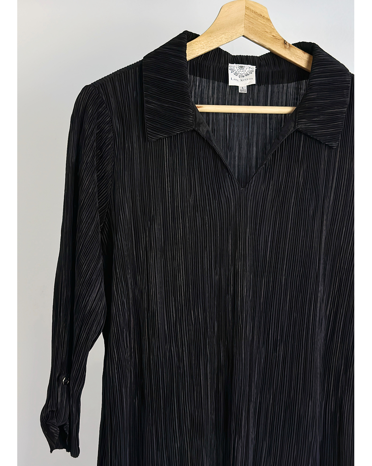 Polera negra plisada