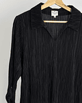 Polera negra plisada
