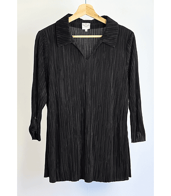 Polera negra plisada