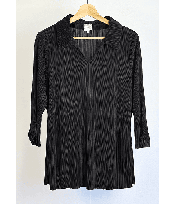 Polera negra plisada
