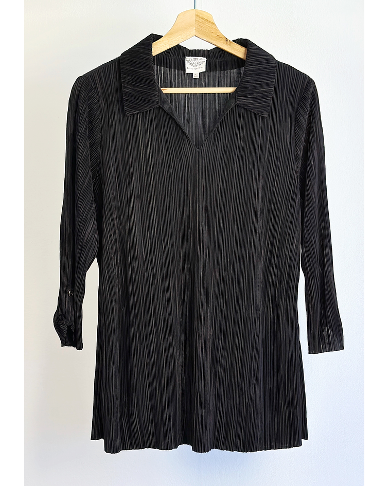 Polera negra plisada