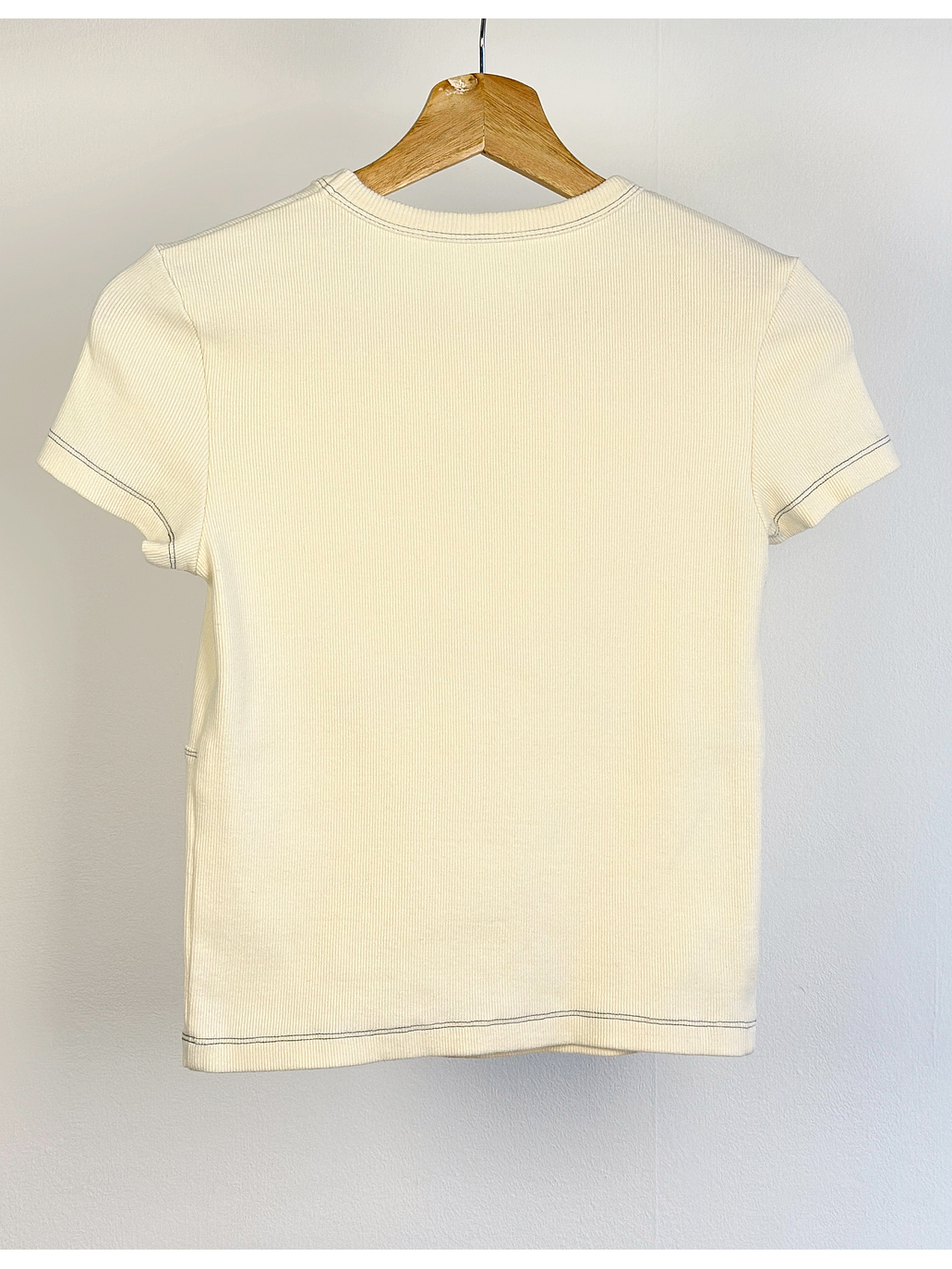 polera color crema bordado 3