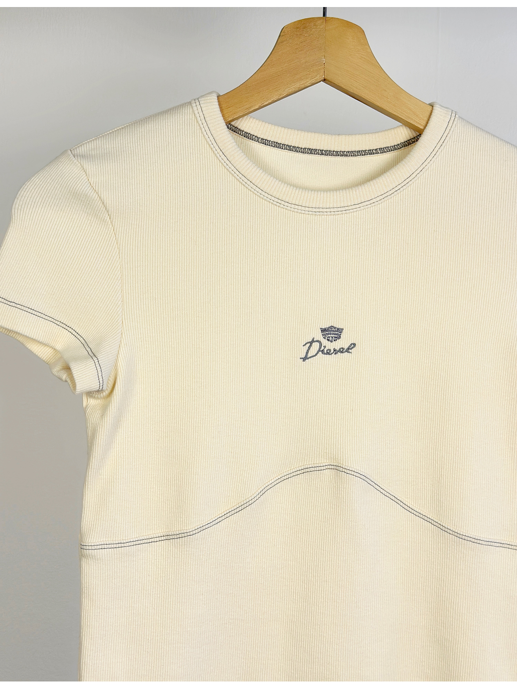 polera color crema bordado 2