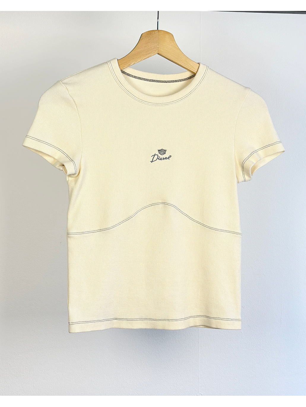 polera color crema bordado 1
