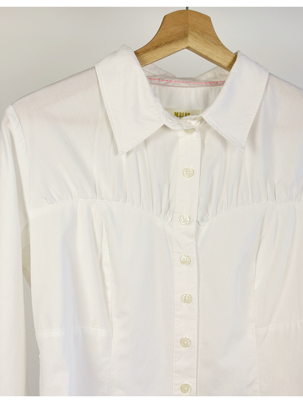 camisa blanca ajustada con drapeados 2