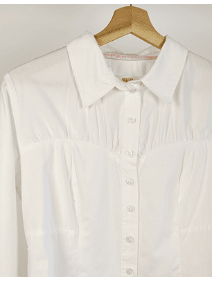 camisa blanca ajustada con drapeados