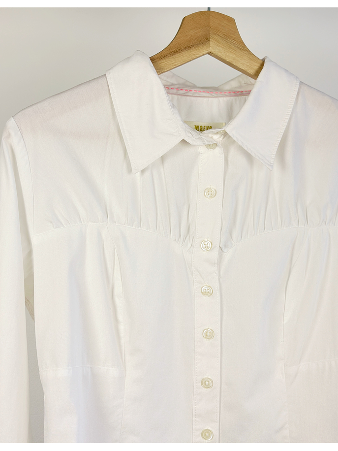 camisa blanca ajustada con drapeados 2