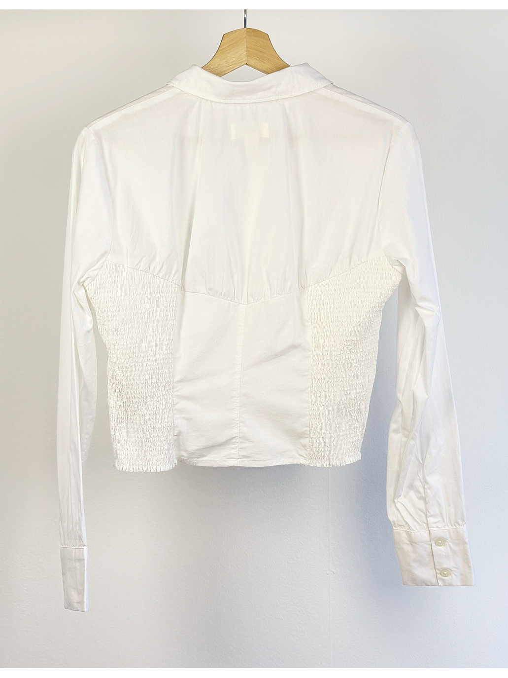 camisa blanca ajustada con drapeados 3