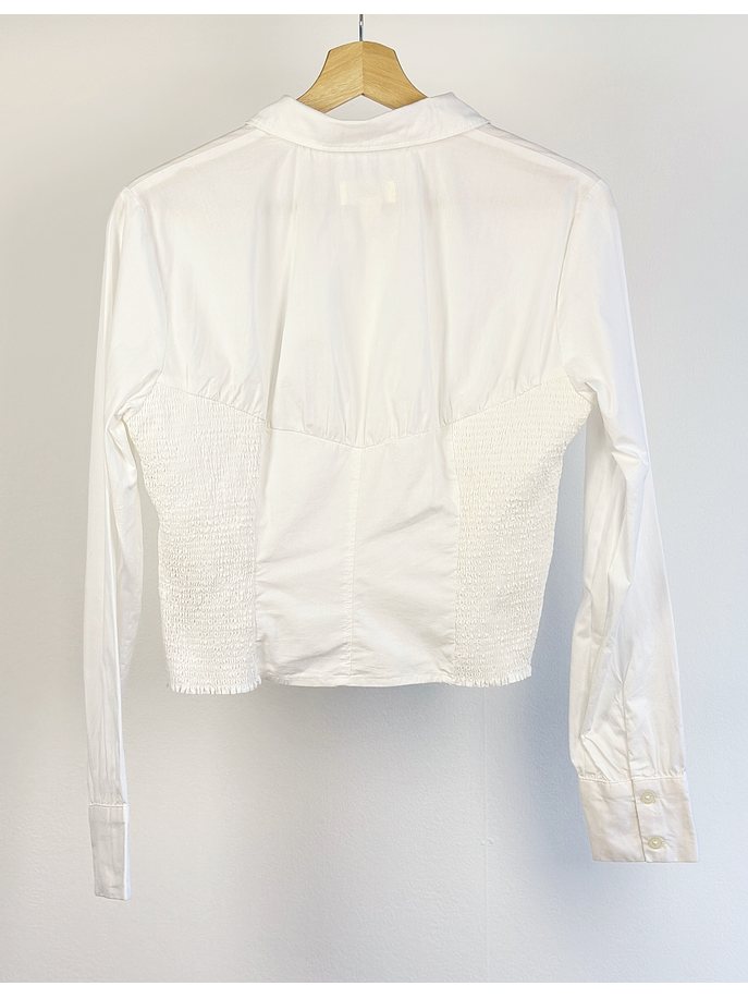 camisa blanca ajustada con drapeados 3