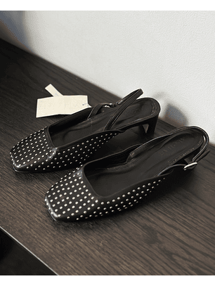 puntas negras con tachas 