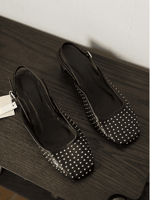 puntas negras con tachas 