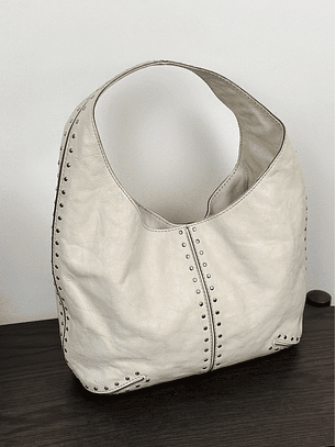 Cartera de cuero color crema con tachas