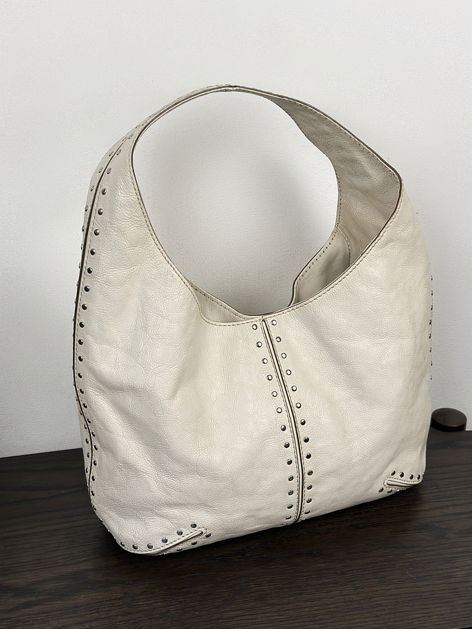 Cartera de cuero color crema con tachas 1