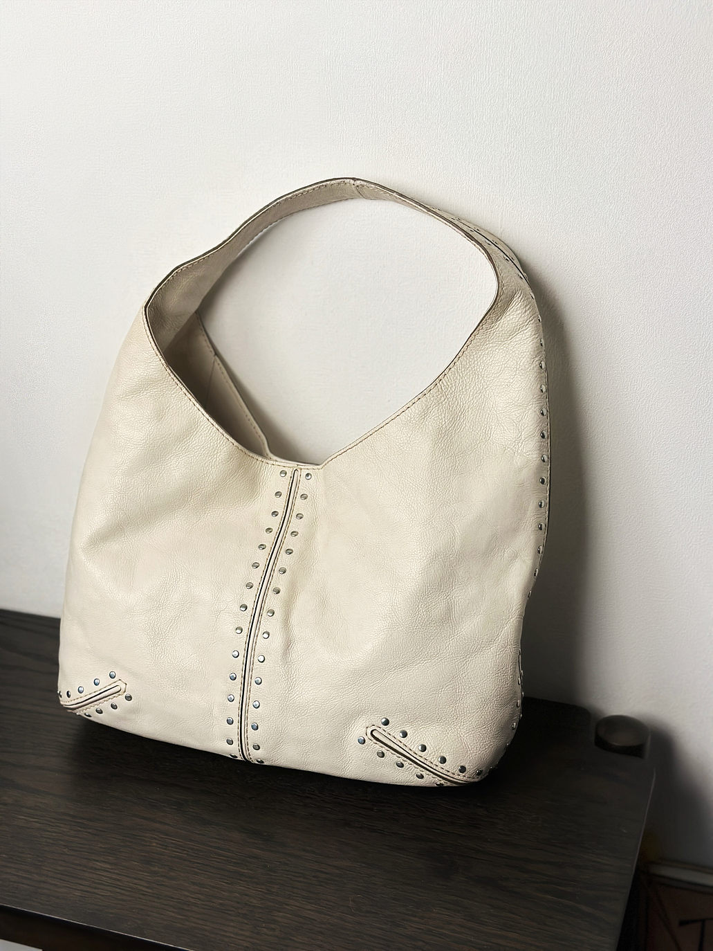 Cartera de cuero color crema con tachas 2