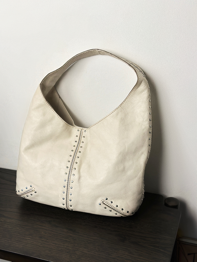 Cartera de cuero color crema con tachas 2