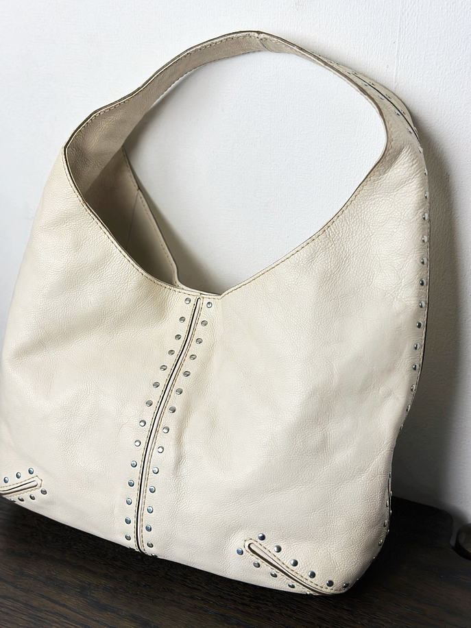 Cartera de cuero color crema con tachas 3