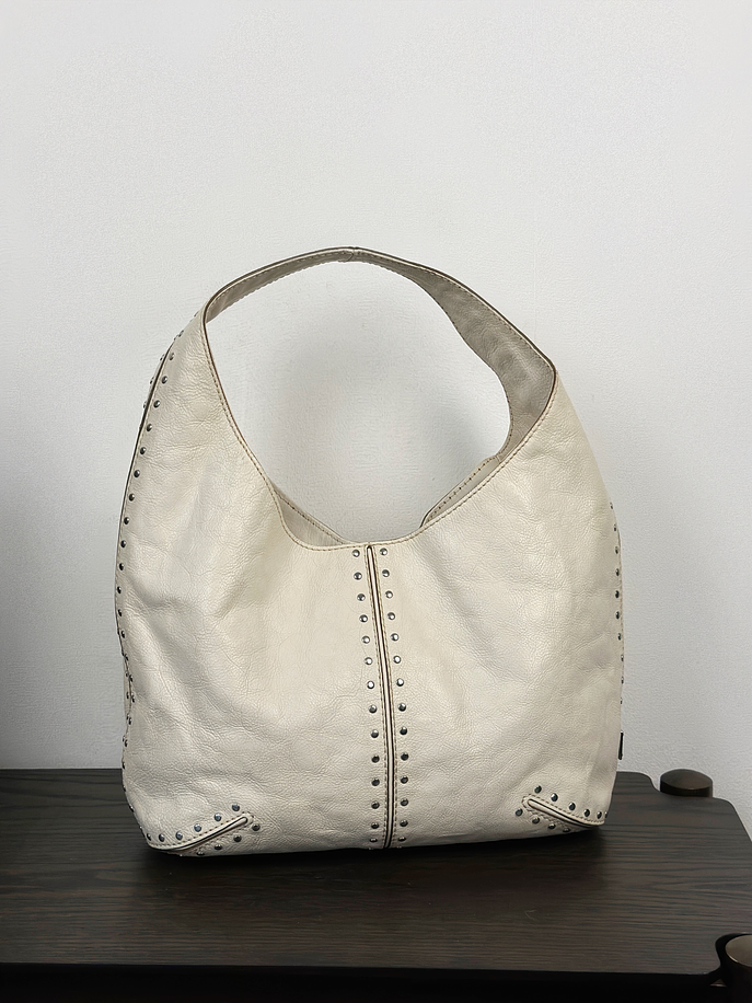 Cartera de cuero color crema con tachas 4