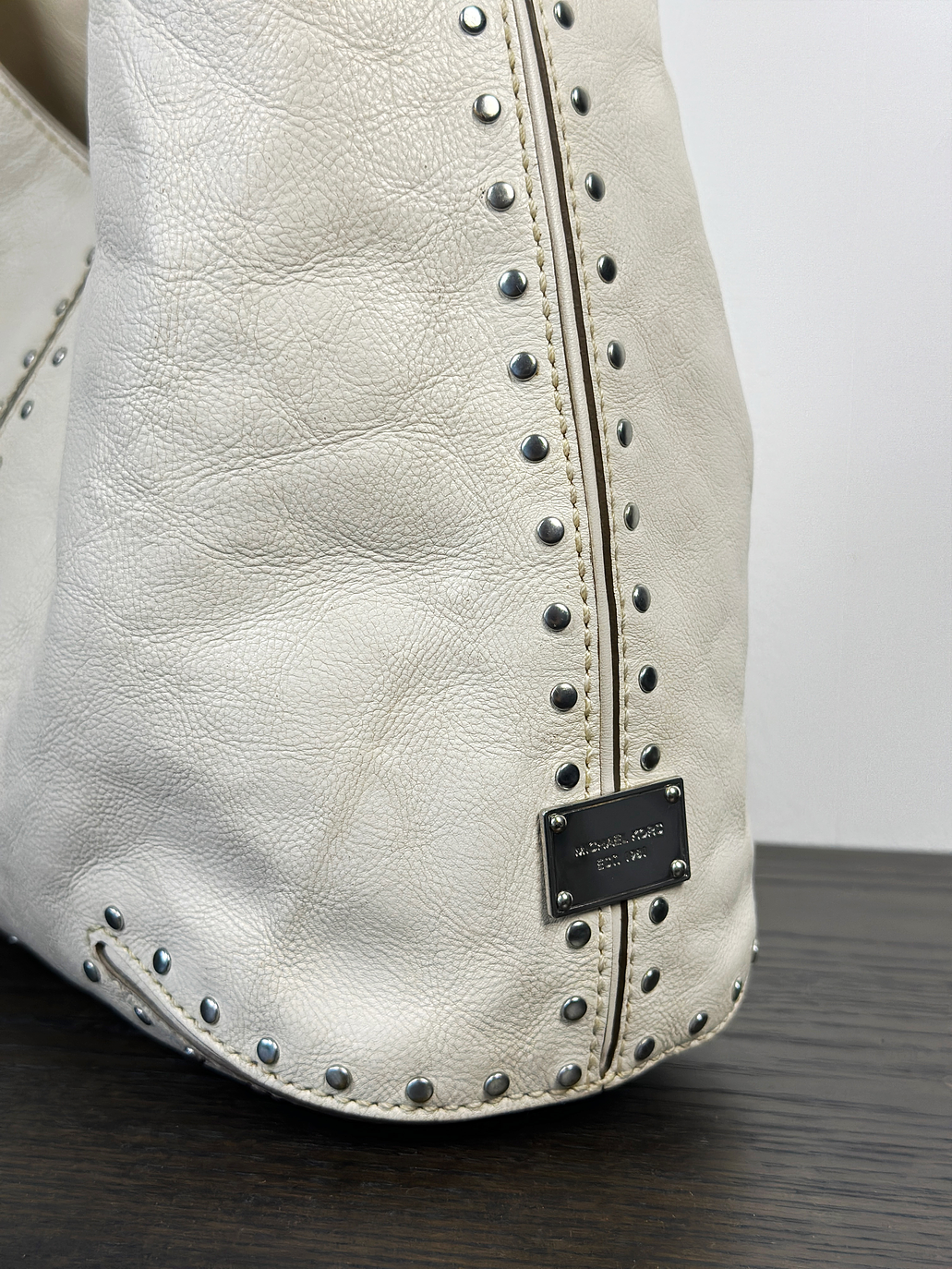 Cartera de cuero color crema con tachas 5