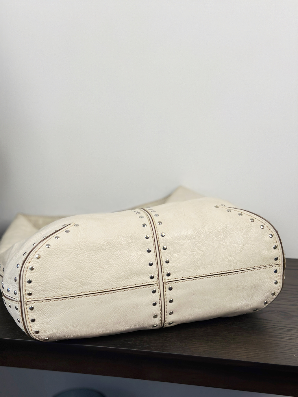 Cartera de cuero color crema con tachas 6