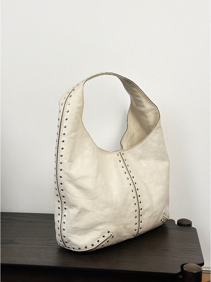 Cartera de cuero color crema con tachas 7