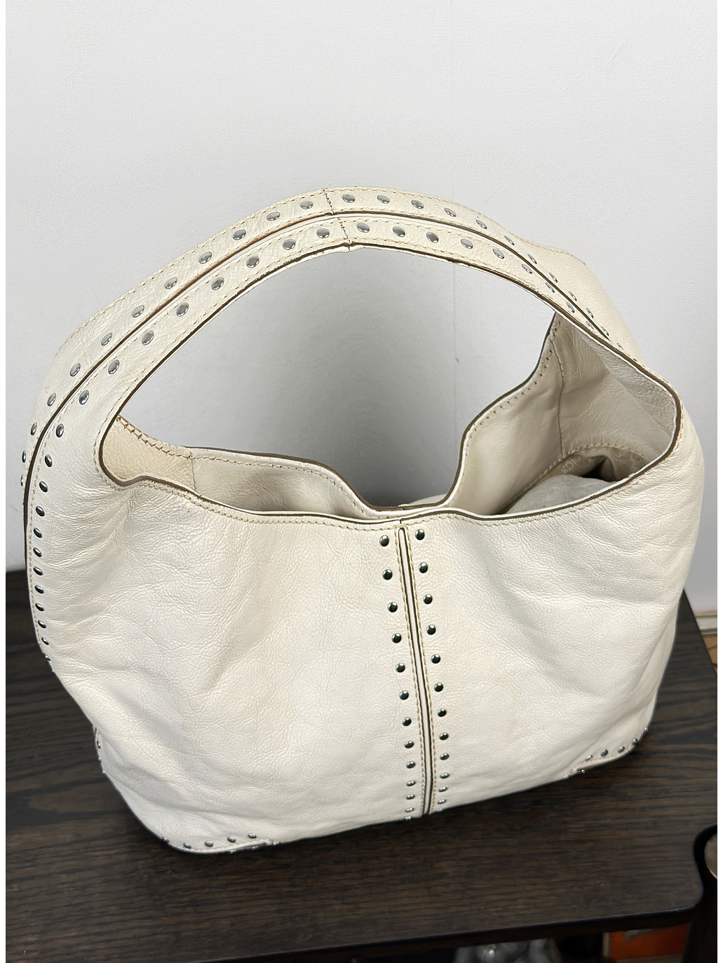 Cartera de cuero color crema con tachas 8