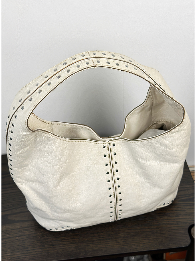 Cartera de cuero color crema con tachas 8