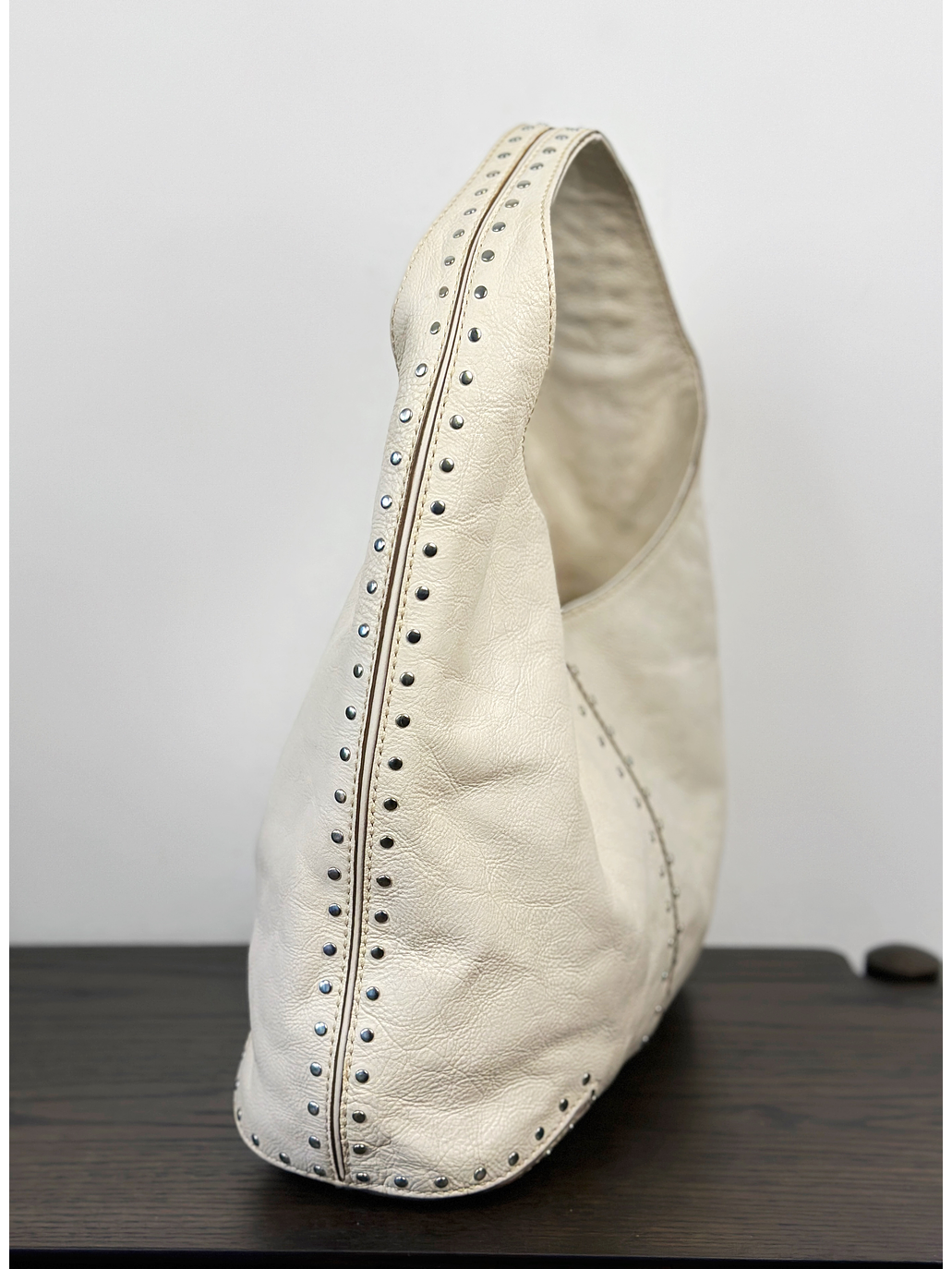 Cartera de cuero color crema con tachas 9