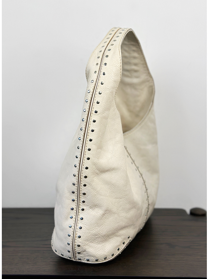 Cartera de cuero color crema con tachas 9