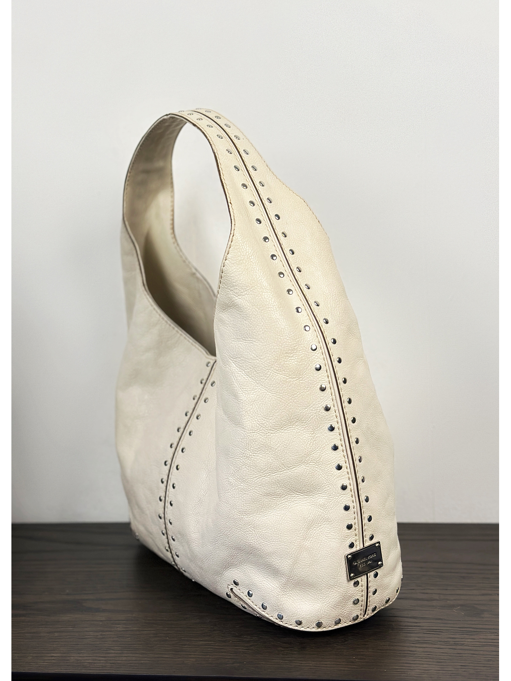 Cartera de cuero color crema con tachas 10