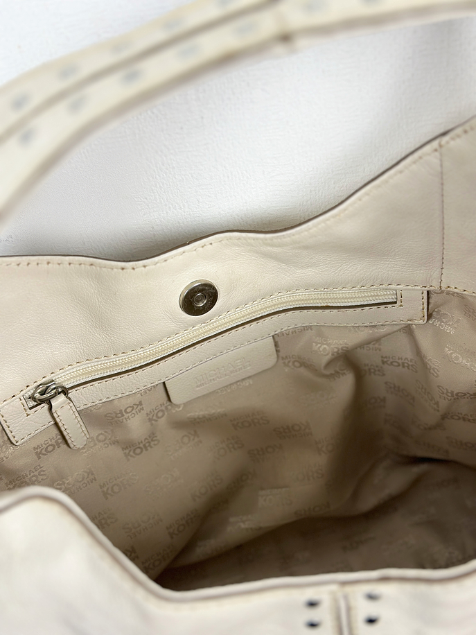 Cartera de cuero color crema con tachas 11