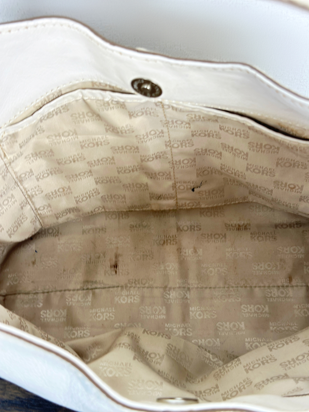 Cartera de cuero color crema con tachas 12