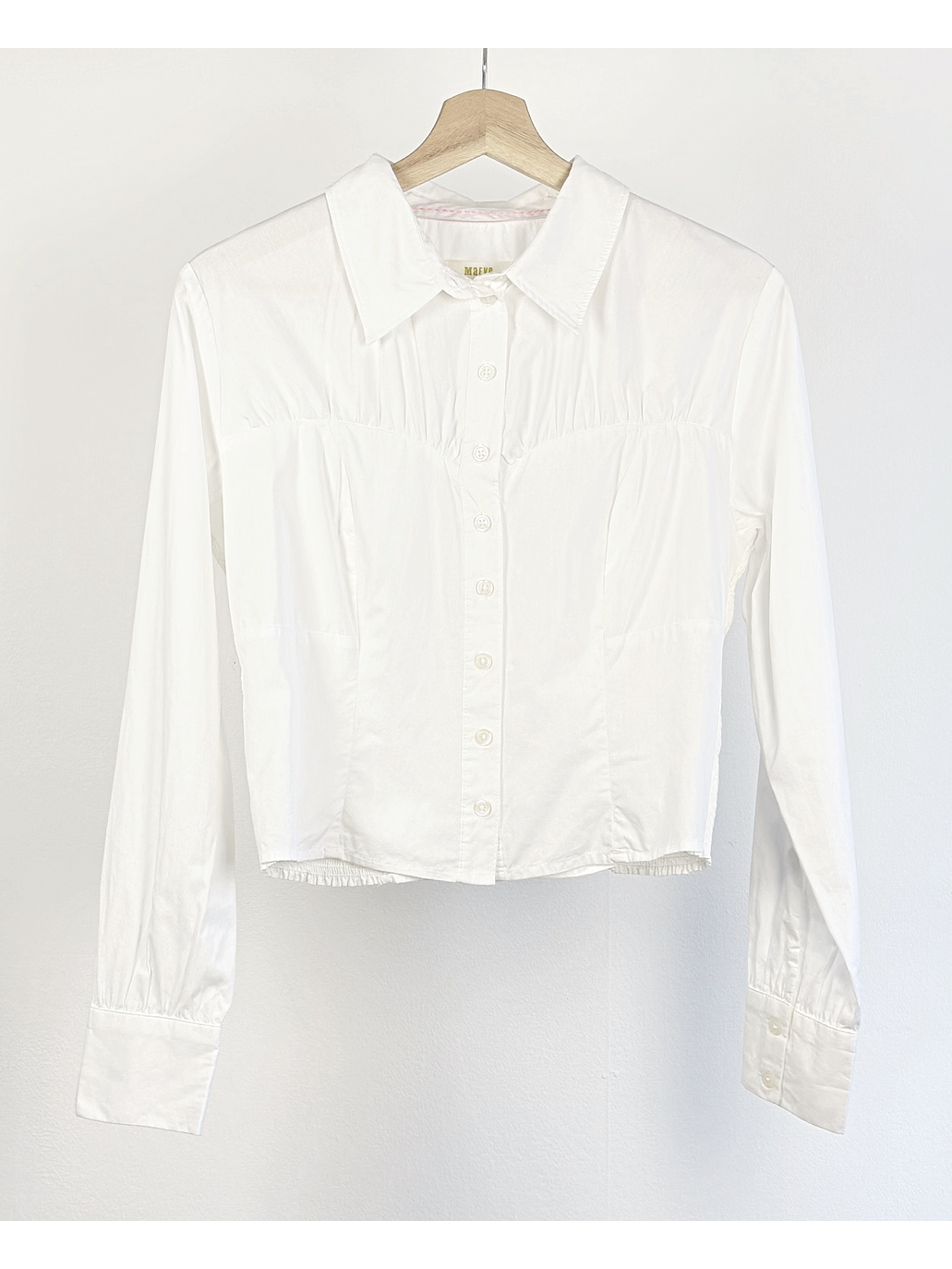 camisa blanca ajustada con drapeados 1