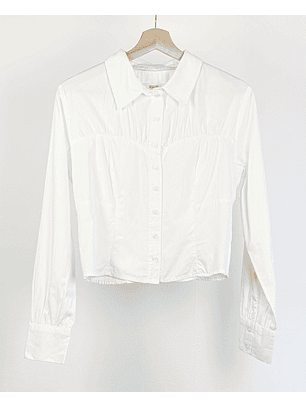 camisa blanca ajustada con drapeados