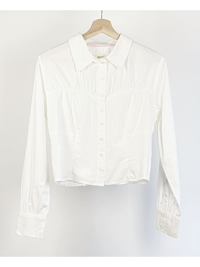 camisa blanca ajustada con drapeados 1