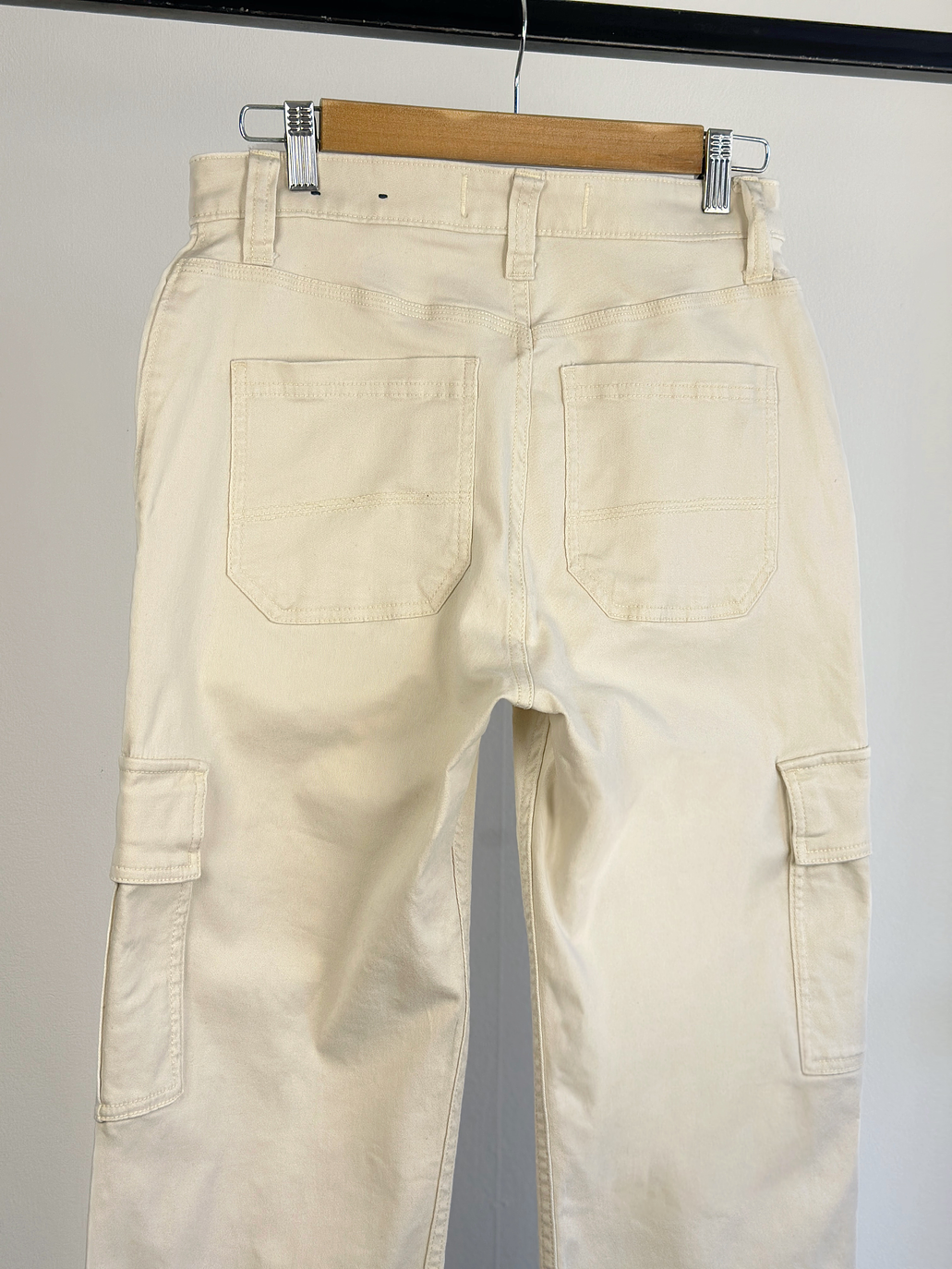 Pantalón cargo crema 4